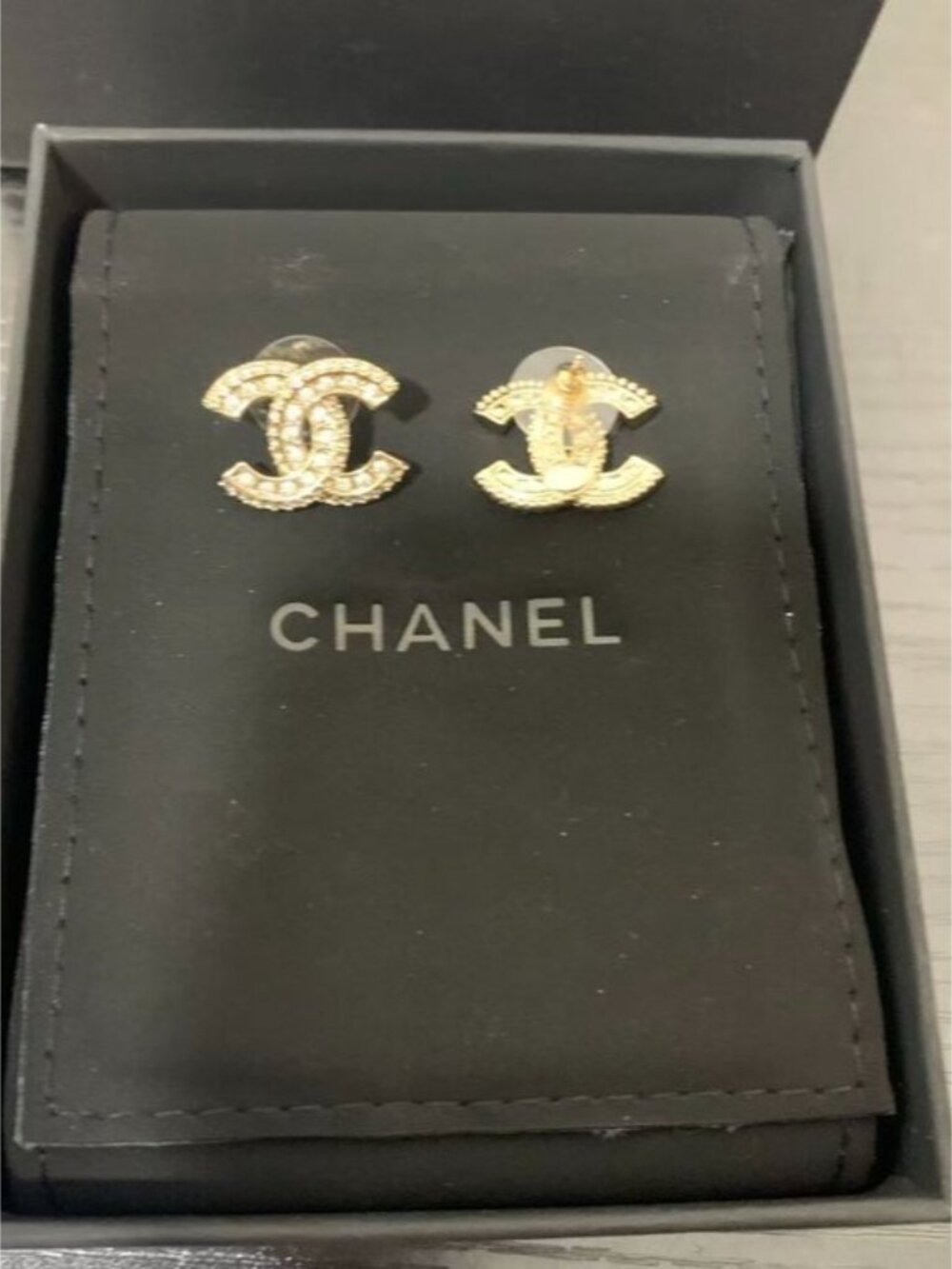 ℒCHANEL Gold Earrings - Picture 2 of 3